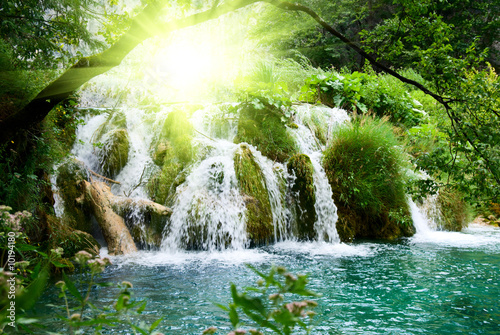 Fototapeta Zielony krajobraz z wodospadem
