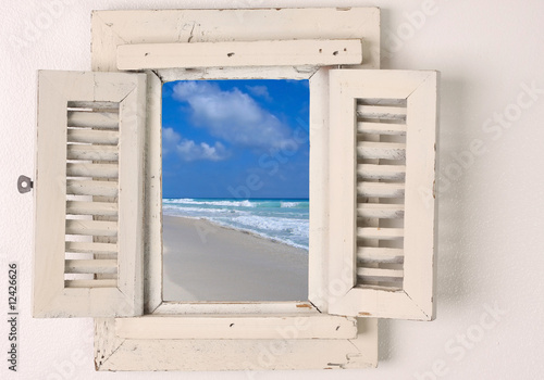 Fotoroleta Małe drewniane okienko z widokiem na plażę