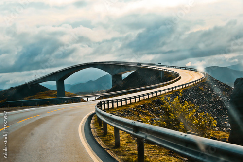 Plakat skandynawia samochód wybrzeże droga norwegia
