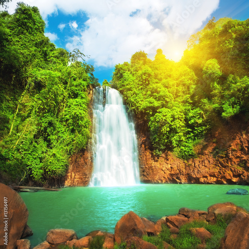 Naklejka Piękny wodospad w dżungli