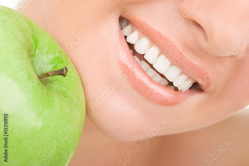 Fototapeta Zdrowe zęby i zielone jabłko