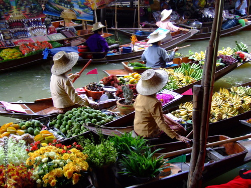 Naklejka łódź woda rynek warzywo bangkok