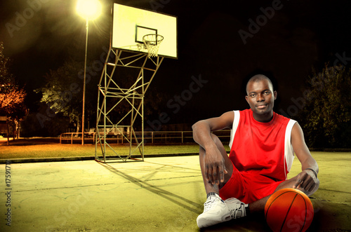 Naklejka koszykówka mężczyzna portret noc
