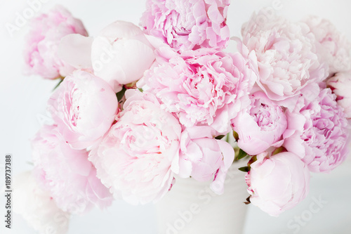 Obraz na płótnie beautiful pink peony flowers bouquet in vase