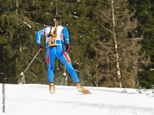 Plakat narciarz wyścig śnieg natura lekkoatletka