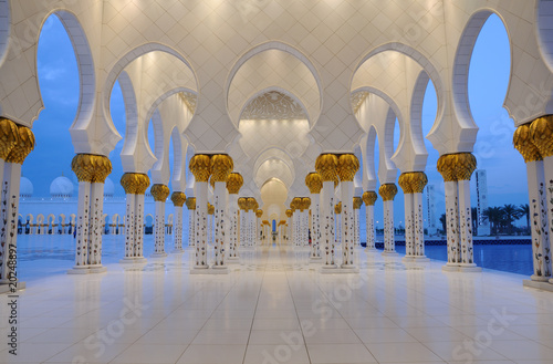 Plakat meczet kolumna architektura korytarz