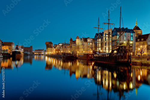 Obraz na płótnie łódź noc architektura miasto gdańsk