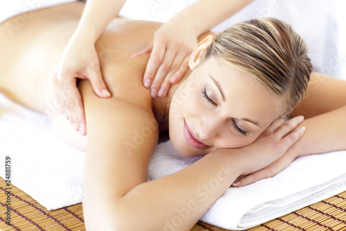 Fotoroleta Zrelaksowana kobieta i masaż pleców