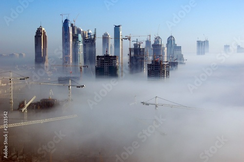 Fotoroleta budynek budowlanych dźwig mgła