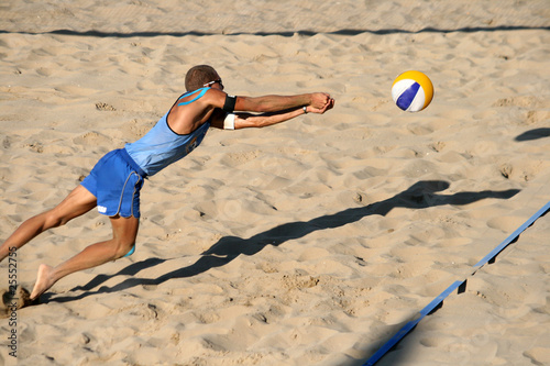 Obraz na płótnie słońce mężczyzna siatkówka plażowa siatkówka piłka