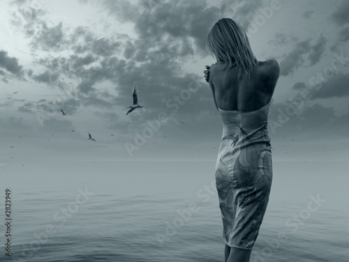 Naklejka Samotna kobieta nad brzegiem