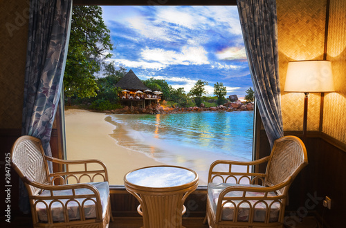 Plakat Widok na plażę z hotelowego pokoju