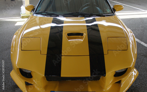Naklejka samochód motorsport amerykański żółty koła