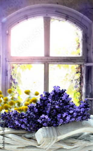 Fotoroleta Lawenda z oknem w tle