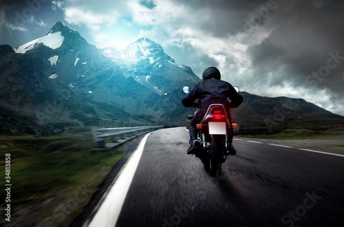 Obraz na płótnie motocyklista góra słońce krajobraz jesień