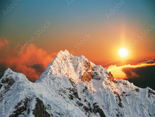 Naklejka Szczyt Alpamayo przy zachodzie słońca