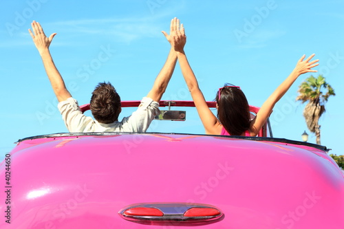 Obraz na płótnie Wolność- szczęśliwa młóda para w samochodzie