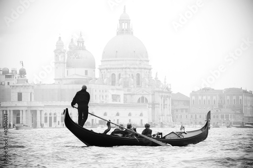 Fotoroleta Gondolier w Wenecji