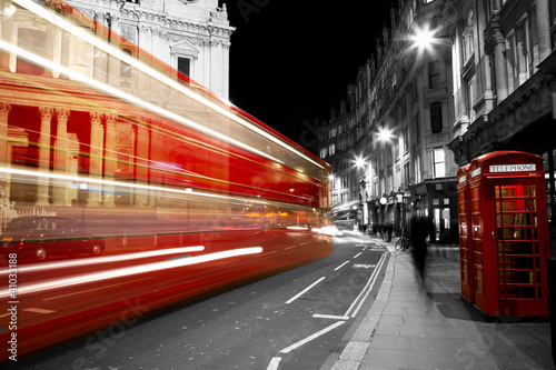 Naklejka Czerwona budka w śródmieściu Londynu