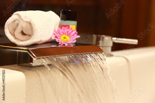 Fotoroleta woda kosmetyk wodospad kwiat tajlandia