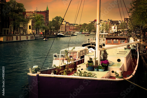 Naklejka Łodzie na romantycznym kanale w Amsterdamie