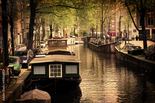 Fototapeta Łódź na romantycznym kanale w Amsterdamie