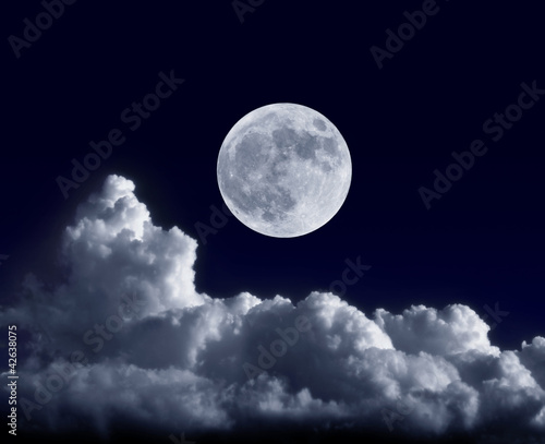 Naklejka Księżyc w pełni nad chmurami
