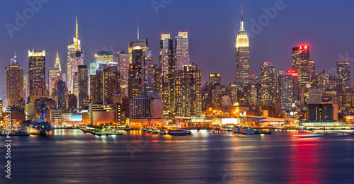 Fotoroleta Kolorowy Manhattan nocą