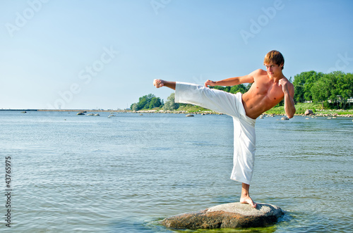 Naklejka morze lato przystojny mężczyzna ćwiczenie