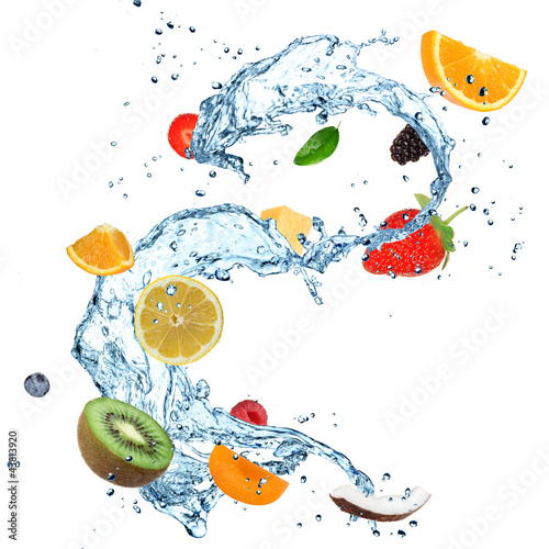Obraz na płótnie Owoce z wodą na białym tle
