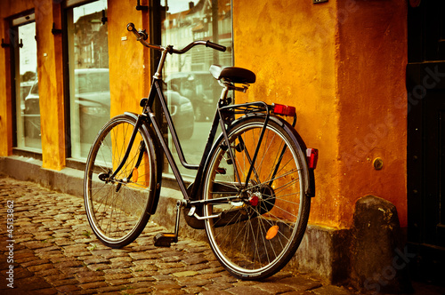 Naklejka Stary klasyczny rower na ulicy Kopenhagi
