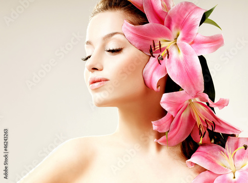 Fotoroleta kobieta bukiet kwiat
