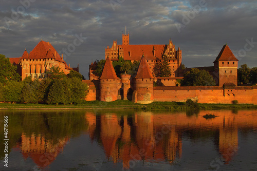Fotoroleta rycerz zamek lato oświetlony wieczór