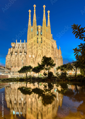 Plakat niebo wieża noc barcelona katedra