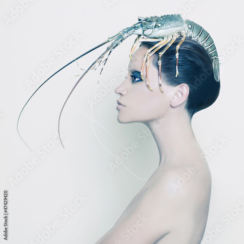 Naklejka Kobieta z homarem na głowie