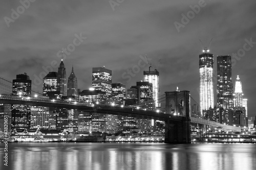 Fototapeta Widok mostu Bruklińskiego i Manhattanu na tle nocnego nieba