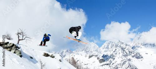 Naklejka narty góra narciarz widok