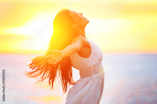 Fotoroleta Szczęśliwa kobieta cieszy sie zachodem słońca