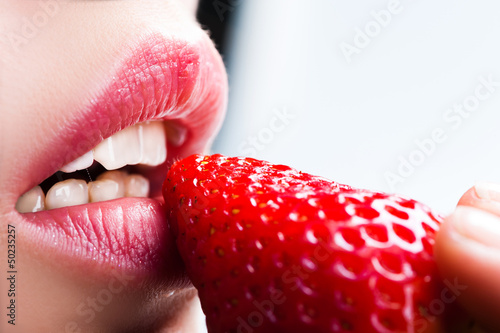 Obraz na płótnie dziewczynka kosmetyk usta owoc kobieta