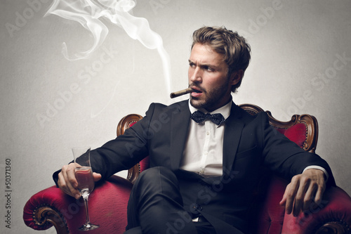 Obraz na płótnie mężczyzna napój moda przystojny vintage