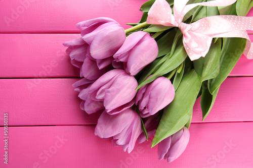 Fototapeta Bukiet różowych tulipanów na rózowym tle