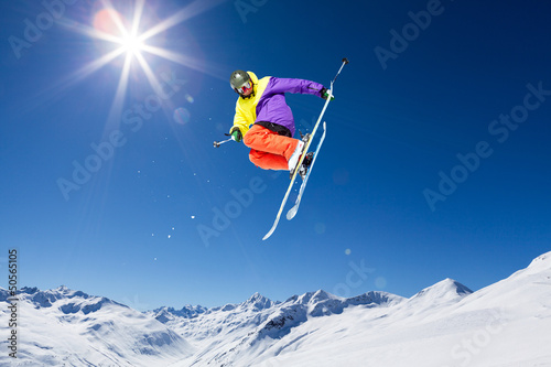 Plakat śnieg lekkoatletka góra narty
