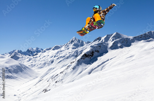 Naklejka sporty ekstremalne narty chłopiec góra