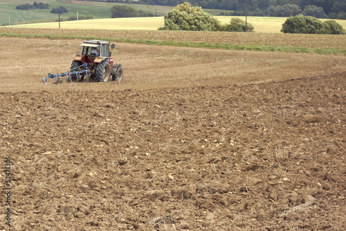 Plakat traktor jesień pole rolnictwo pług