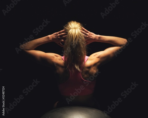 Fotoroleta Kobieta ćwiczy na piłce fitness