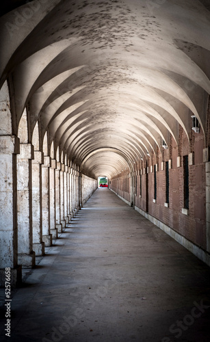 Fotoroleta wejście europa architektura tunel kolumna