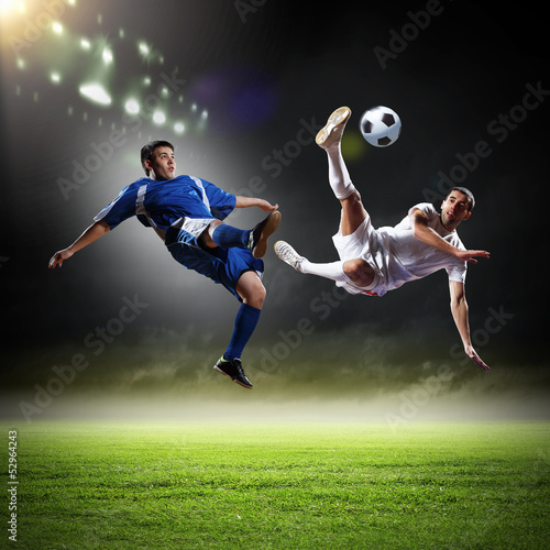 Fotoroleta mężczyzna trawa piłkarz noc piłka nożna