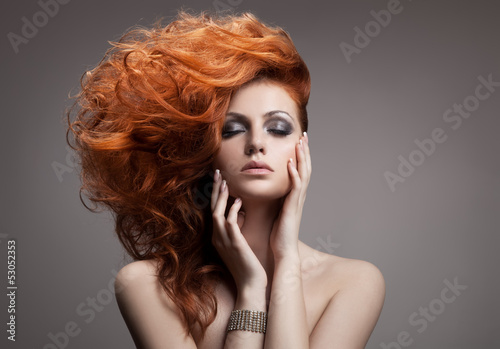 Naklejka Portret rudej kobiety z fryzurą