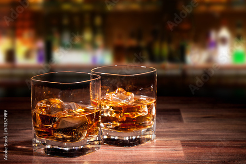Fotoroleta napój lód alkohol whiski drewno