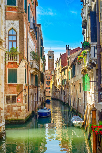 Naklejka Wenecja, widok starego miasta nad kanałem, kościół i budynki